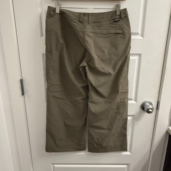 Patagonia Size 2 green khaki capris - Picture 4 of 4